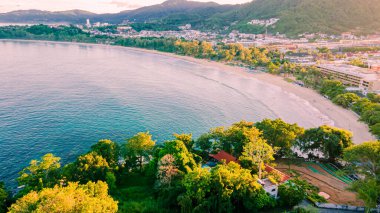 Hava aracı manzarası, önemli Phuket, Karon Sahili, Tayland, dinlenmek için güzel plaj, güzel gökyüzü, temiz su.