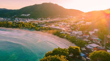 Hava aracı manzarası, önemli Phuket, Karon Sahili, Tayland, dinlenmek için güzel plaj, güzel gökyüzü, temiz su.
