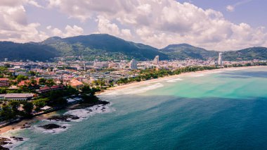 Phuket, Patong Sahili, Tayland insansız hava aracı manzarası, dinlenmek için güzel bir plaj, güzel bir gökyüzü, temiz su.