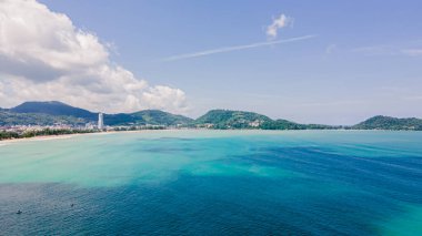 Phuket, Patong Sahili, Tayland insansız hava aracı manzarası, dinlenmek için güzel bir plaj, güzel bir gökyüzü, temiz su.