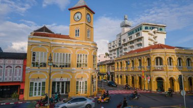 Phuket Eski Şehir gece pazarı, Phuket, Tayland Sino-Portekiz mimarisi Sabah güneşli, hava güzel ve ziyaret etmek için güzel bir yer.