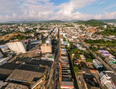 Panorama Manzarası Phuket Eski Şehir gece pazarı, Phuket, Tayland Sino-Portekiz Mimarisi Sabah güneşli, hava güzel ve ziyaret etmek için güzel bir yer.