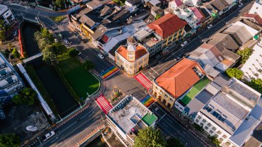 Phuket Eski Şehir gece pazarı, Phuket, Tayland Sino-Portekiz mimarisi Sabah güneşli, hava güzel ve ziyaret etmek için güzel bir yer.