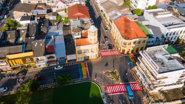Phuket Eski Şehir gece pazarı, Phuket, Tayland Sino-Portekiz mimarisi Sabah güneşli, hava güzel ve ziyaret etmek için güzel bir yer.