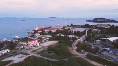 Açık deniz liman manzarası, Phuket, Ao Makham, yolcu gemileri, kargo gemileri park edebilir. Wichit, Mueang Phuket, Phuket 83000 Tayland.