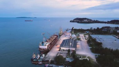 Açık deniz liman manzarası, Phuket, Ao Makham, yolcu gemileri, kargo gemileri park edebilir. Wichit, Mueang Phuket, Phuket 83000 Tayland.