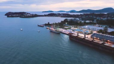 Açık deniz liman manzarası, Phuket, Ao Makham, yolcu gemileri, kargo gemileri park edebilir. Wichit, Mueang Phuket, Phuket 83000 Tayland.