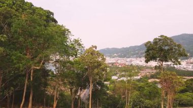 Hava manzarası Phuket Tayland 'da güzel Patong Sahili, Patong şehrinin güneşli yaz günlerinde manzarası, güzel tropikal deniz, Akşamları yüksek açılı deniz manzaralı plaj günbatımı