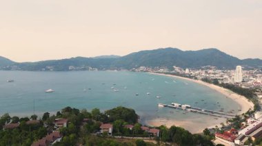 Hava manzarası Phuket Tayland 'da güzel Patong Sahili, Patong şehrinin güneşli yaz günlerinde manzarası, güzel tropikal deniz, Akşamları yüksek açılı deniz manzaralı plaj günbatımı