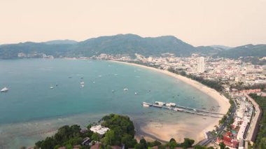 Hava manzarası Phuket Tayland 'da güzel Patong Sahili, Patong şehrinin güneşli yaz günlerinde manzarası, güzel tropikal deniz, Akşamları yüksek açılı deniz manzaralı plaj günbatımı