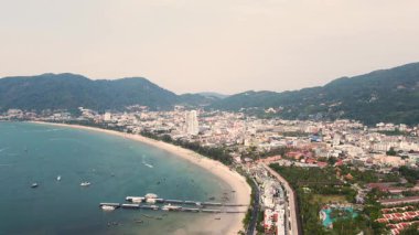 Hava manzarası Phuket Tayland 'da güzel Patong Sahili, Patong şehrinin güneşli yaz günlerinde manzarası, güzel tropikal deniz, Akşamları yüksek açılı deniz manzaralı plaj günbatımı
