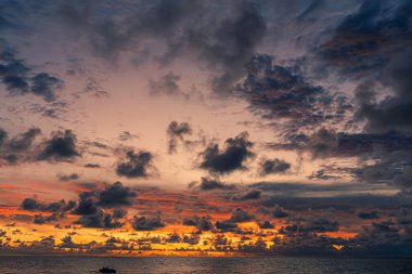 Kırmızı mor turuncu gün batımı gökyüzü kırmızı mor bulutlu arka plan koyu mor günbatımı bulutlu arka plan gece dramatik gün batımı gökyüzü Patong Phuket Tayland.