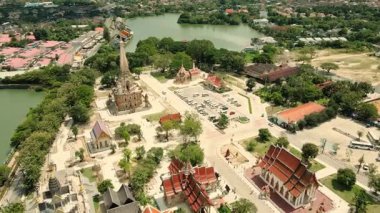 Wat Chalong 'un insansız hava aracı görüntüsü Phuket, Tayland' ın en önemli tapınağıdır. 4K 'de video ve 5' te 1 öğleden sonra gelmeli.