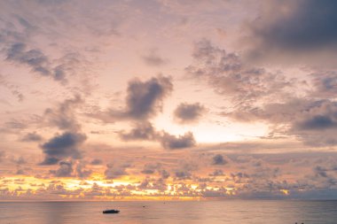 Andaman Denizi 'nde, Patong' da, Phuket 'te, Tayland' da bulutlarla birlikte gün batımı.
