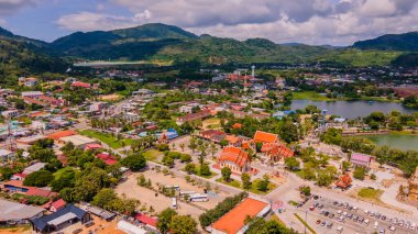 Wat Chalong 'un insansız hava aracı görüntüsü Phuket, Tayland' ın en önemli tapınağıdır. Ve 5 kişiden 1 'i öğleden sonra gelmeli.