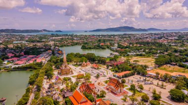 Wat Chalong 'un insansız hava aracı görüntüsü Phuket, Tayland' ın en önemli tapınağıdır. Ve 5 kişiden 1 'i öğleden sonra gelmeli.