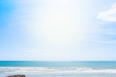 Karon sahilinde romantik bir gün batımı. Soyut doğa arkaplanı parlak ışık ışınları ve diğer atmosferik efektlere sahip günbatımı Phuket Tayland 'da renk farkı..