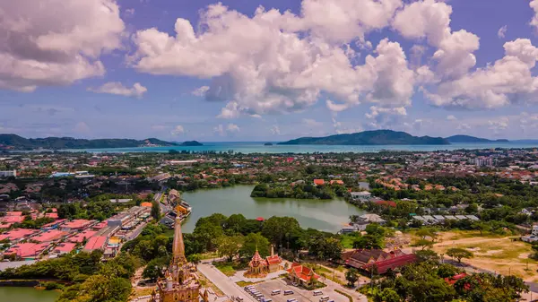 Wat Chalong 'un insansız hava aracı görüntüsü Phuket, Tayland' ın en önemli tapınağıdır. Ve 5 kişiden 1 'i öğleden sonra gelmeli.