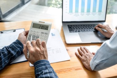 İş ekibi toplantısı, finansal veriler ve pazarlama iş stratejisi projesi, sunum ve yeni bir proje yapmak için beyin fırtınası konularını tartışmak üzere bir konferansa gidiyor..