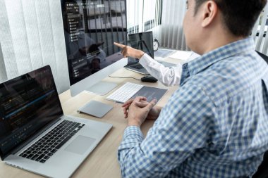 Masaüstü bilgisayarında yazılım geliştirme projelerinde çalışan iki profesyonel programcıdan oluşan bir ekip ve ofiste kodlama ve veri kodu parola güvenliği yazma işi.