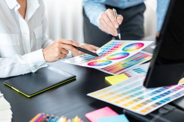 Renk seçimi ve grafik tablet üzerinde çalışan iki yaratıcı grafik tasarımcı ekibi, iş yerindeki yaratıcılığa ilham vermek için renk örneklerinin şeması.
