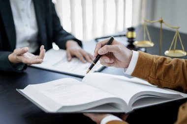 Erkek avukat ya da noter büro, hukuk ve hukuk hizmetleri kavramındaki iş kadını müşterisine danışmanlık ve tartışma.