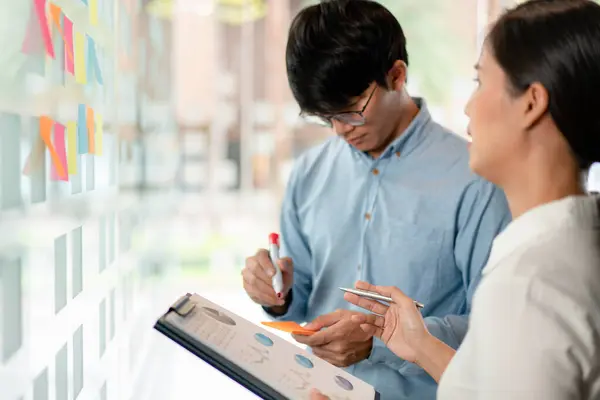 Dos Ejecutivos Negocios Sostienen Toman Notas Palabra Clave Bordo Pared Fotos De Stock