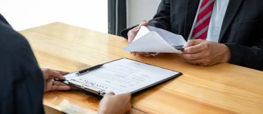 İş hayatında sahtekarlık yapan işadamı, iş adamına arazi ve gayrimenkul satın almada yolsuzluk yaparken sözleşme imzalaması karşılığında rüşvet teklif ediyor..