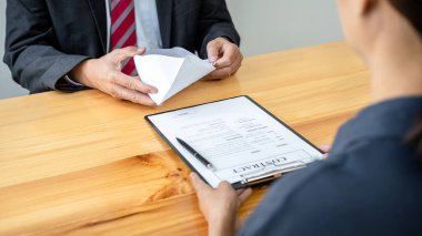 Rüşvet, işadamına arazi ve gayrimenkul, rüşvet ve yolsuzluk konseptiyle ilgili yolsuzluk yaparken sözleşmeyi imzalaması için şartları sunar.