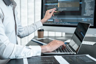 Masaüstü bilgisayarında yazılım geliştirme projesinde çalışan profesyonel programcı, kodlama yapıyor ve veri kodu şifresi güvenliği yazıyor.