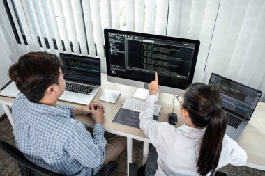 Masaüstü bilgisayarında yazılım geliştirme projelerinde çalışan iki profesyonel programcıdan oluşan bir ekip ve ofiste kodlama ve veri kodu parola güvenliği yazma işi.