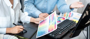 Renk seçimi ve grafik tablet üzerinde çalışan iki yaratıcı grafik tasarımcı ekibi, iş yerindeki yaratıcılığa ilham vermek için renk örneklerinin şeması.