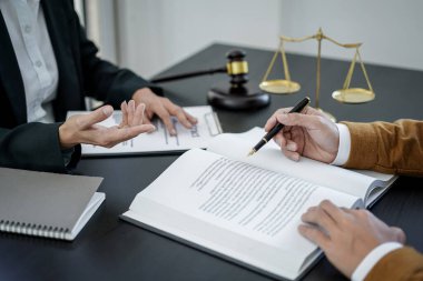 Erkek avukat ya da noter büro, hukuk ve hukuk hizmetleri kavramındaki iş kadını müşterisine danışmanlık ve tartışma.