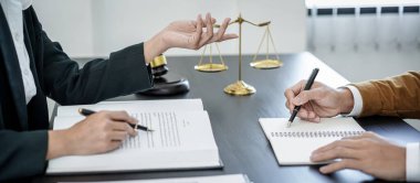 Erkek avukat ya da noter büro, hukuk ve hukuk hizmetleri kavramındaki iş kadını müşterisine danışmanlık ve tartışma.