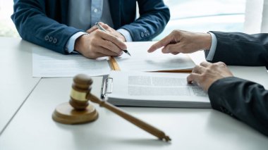 Erkek avukat ya da noter büro, hukuk ve hukuk hizmetleri kavramındaki iş kadını müşterisine danışmanlık ve tartışma.