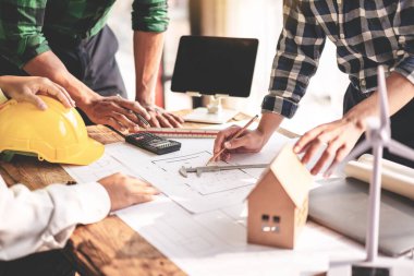 Modelleme inşaatı ve mühendislik alanındaki mühendislik araçları üzerinde ortakla çalışarak proje planlama toplantısı üzerine çalışan mühendis yapısı kavramı.