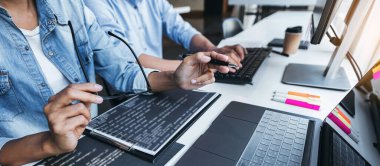 Kodlar yazma ve veri kodu teknolojisi yazma, programcı şirketteki masaüstü bilgisayarında geliştirilen bir yazılımda web sitesi projesinde işbirliği yapma, HTML, PHP ve javascript ile programlama.