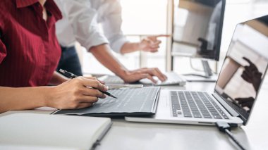 Yazılım geliştirme ofisinde çalışan, kod yazan ve veri kodu yazan programcılar, HTML, PHP ve javascript ile programlama.