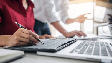 Şirket, kodlar ve yazma veri kodu, HTML, PHP ve javascript ile programlama geliştiren bir yazılım üzerinde çalışan ve işbirliği yapan iki profesyonel programcı.