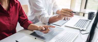 Şirket, kodlar ve yazma veri kodu, HTML, PHP ve javascript ile programlama geliştiren bir yazılım üzerinde çalışan ve işbirliği yapan iki profesyonel programcı.