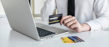 Kredi kartı kayıt kodu ödemelerini online alışveriş ve müşteri hizmetleri ağ bağlantı pazarında kullanan, laptop, Internet Online alışveriş veya bankacılık konseptini kullanan bir adam.