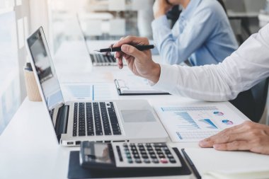 Profesyonel İş Takım Çalışmaları Konferansı projesi başarı, finansal istatistik büyümesi karı, Ortaklar her iki şirket için de belge veri grafiği ile şirket kurma projesi başlatan yatırımcılarla buluşması.