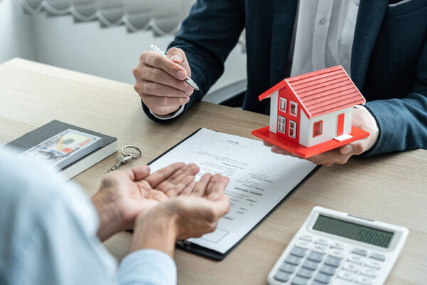 Агент по недвижимости холдинга модель дома и отправка клиенту после подписания договора аренды договора купли-продажи.