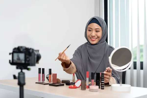Muzułmanka Blogger Jest Obecny Tworzą Samouczek Kosmetyczny Przegląd Produktu Transmitować Obrazy Stockowe bez tantiem