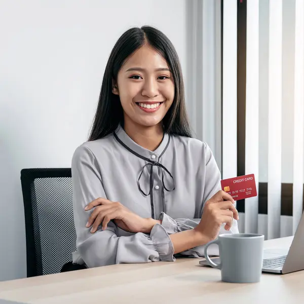 Mujer Asiática Sosteniendo Tarjeta Crédito Uso Ordenador Portátil Para Las Fotos De Stock