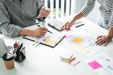 İş arkadaşları mali rapora ilişkin pazarlama planına danışma ve tartışma ve geliştirme için yatırım projesini analiz etme başarıya ulaştı.