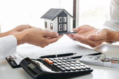 Kiralık ev, Broker acentesi müşteriye emlak kredisinin müşteri imzası anlaşmasına konut kredisi olarak sunumu ve danışma detaylarını sunar..