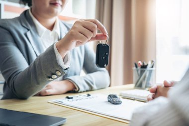 Satış temsilcisi iyi bir anlaşmadan sonra müşteriye anahtar gönderiyor, başarılı bir araba kredisi sigorta sözleşmesi alıyor veya yeni araç satıyor.