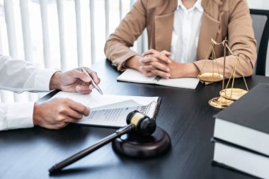 Hukuk, hukuk ve hukuk hizmetleri kavramında çalışan ve tartışan erkek avukat ve profesyonel işadamlarının danışma ve konferansı.