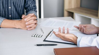 Hastalık teşhisi, semptom raporu veren doktor hasta hastalığıyla ilgili sonuçlar alındıktan sonra, hasta tedavisi ile ilgili bir yöntem önerdi..
